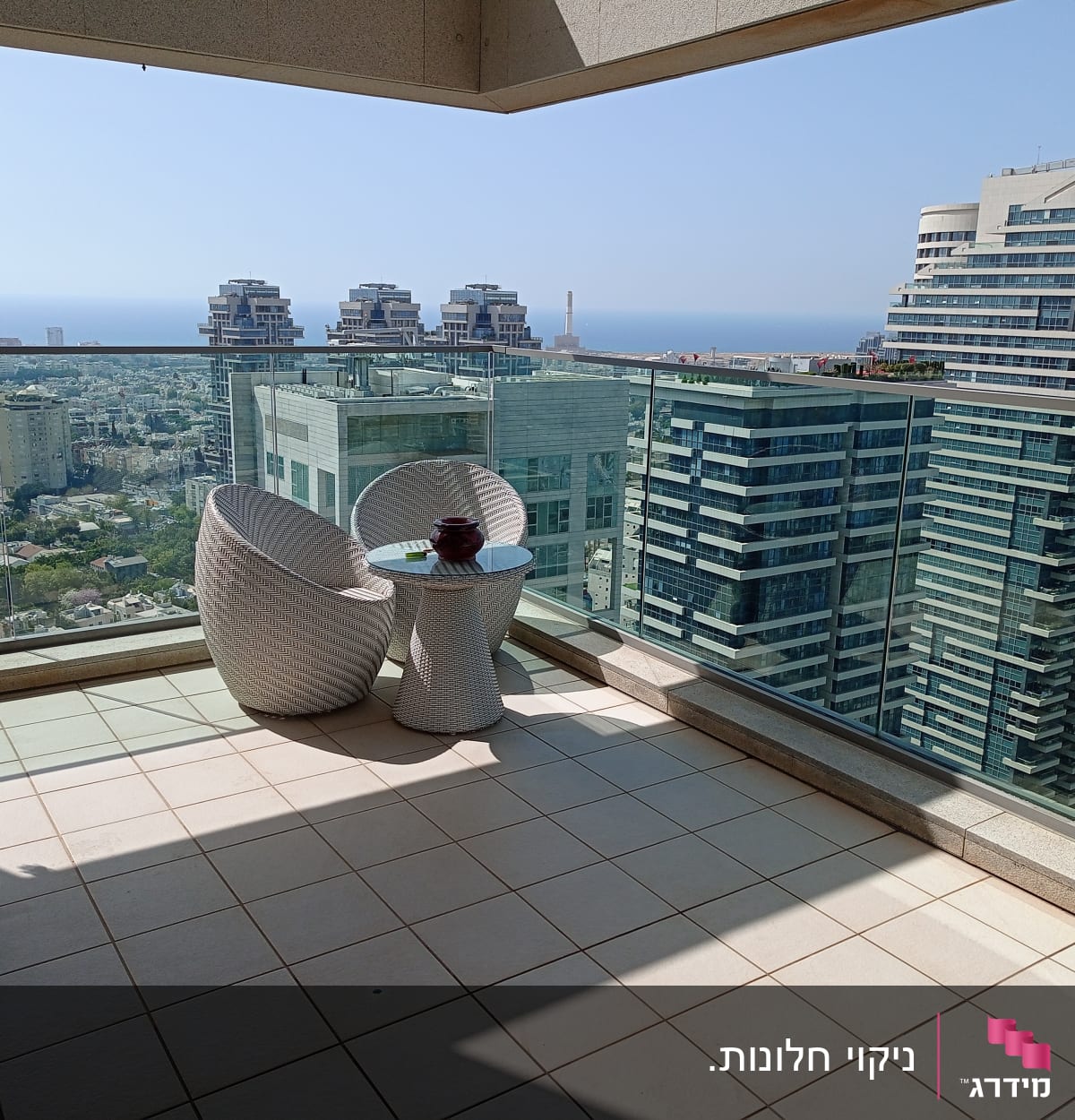 מרפסת עם רצפה נקייה ושולחן קטן